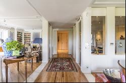 Exceptional corner flat with facade to two streets, seven balcon, Madrid 28014