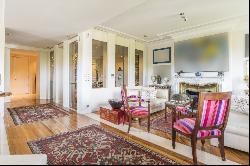 Exceptional corner flat with facade to two streets, seven balcon, Madrid 28014