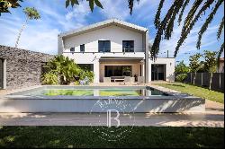 ANGLET, FOREST OF CHIBERTA, CONTEMPORARY HOUSE OF 320 M WITH POOL