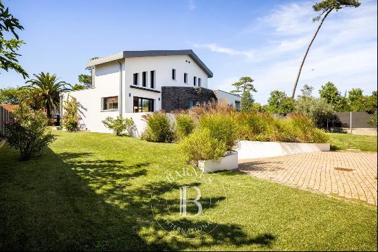 ANGLET, FOREST OF CHIBERTA, CONTEMPORARY HOUSE OF 320 M WITH POOL