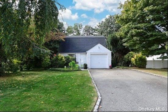 195 Parkside Drive, Roslyn Heights NY 11577