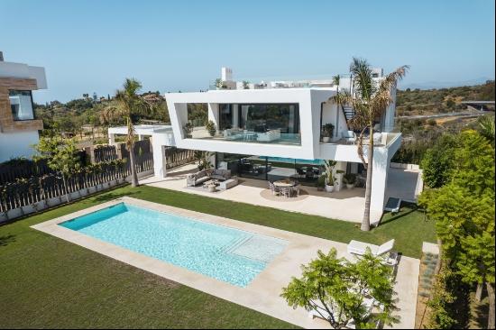 Luxurious modern villa in an exclusive gated complex on Marbella, Marbella 29602