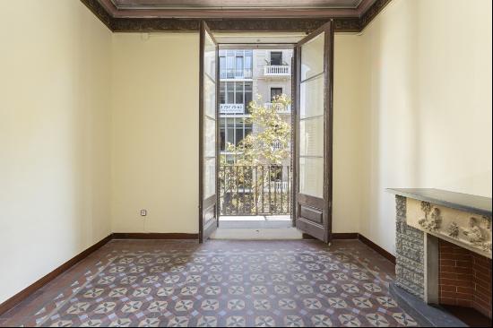 FLAT TO REFURBISH WITH TERRACE IN THE HEART OF THE EIXAMPLE, Barcelona 08007