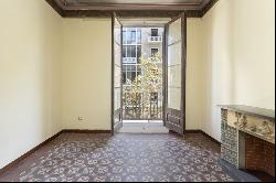 FLAT TO REFURBISH WITH TERRACE IN THE HEART OF THE EIXAMPLE, Barcelona 08001