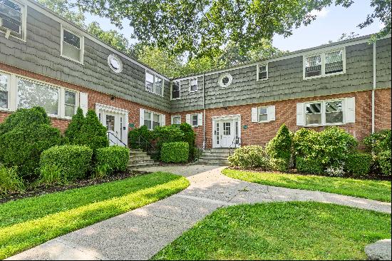 Charming Rare to Market Mamaroneck Condo