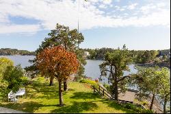 Turn-of-the-century house from 1909 on a generous lakeside plot in popular Rösunda