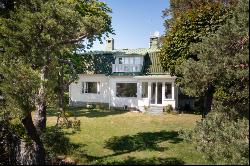 Turn-of-the-century house from 1909 on a generous lakeside plot in popular Rosunda