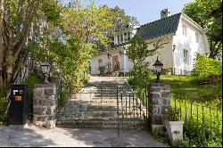 Turn-of-the-century house from 1909 on a generous lakeside plot in popular Rosunda