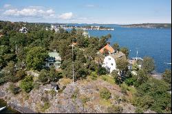 Turn-of-the-century house from 1909 on a generous lakeside plot in popular Rösunda