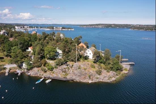 Turn-of-the-century house from 1909 on a generous lakeside plot in popular Rösunda