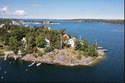 Turn-of-the-century house from 1909 on a generous lakeside plot in popular Rösunda