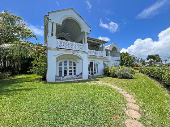 Beautifully maintained villa with panoramic lake and sea views