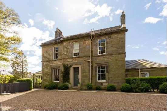 An impressive main door upper villa with garden and parking.