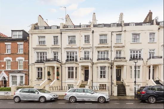 A fantastic, raised ground floor, one bedroom apartment in a period conversion in Alma Squ