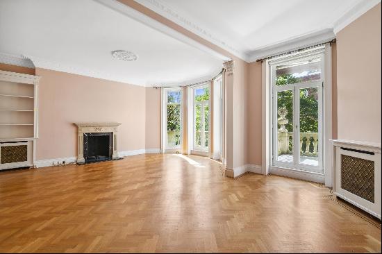 A superb apartment to let in Campden Hill Court, Kensington W8.