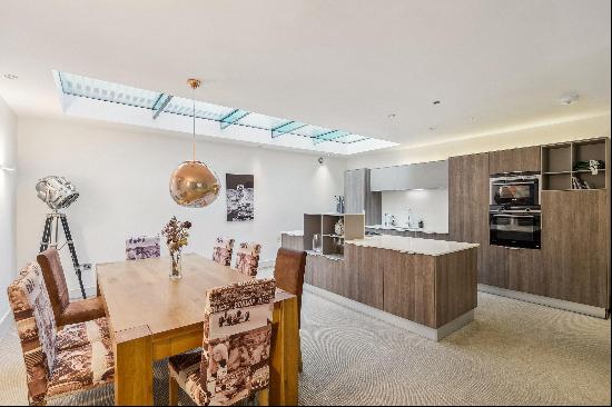 Charming mews house with private roof terrace in a prime South Kensington location.