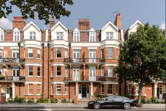 Spacious and elegant 3 bedroom apartment in a prestigious Maida Vale mansion block