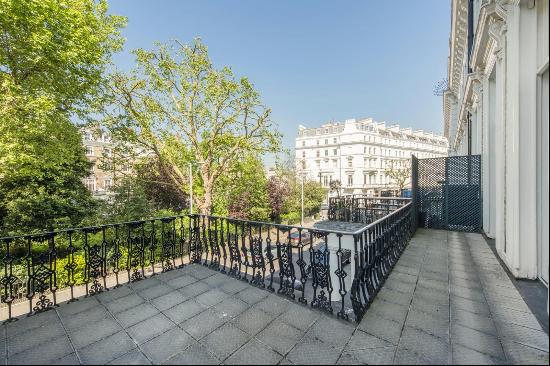 Elegant Split-Level Apartment with a west-facing terrace in Prestigious South Kensington, 