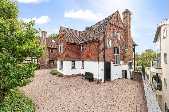 A stunning and substantial semi-detached Victorian house in a prime Sevenoaks town locatio