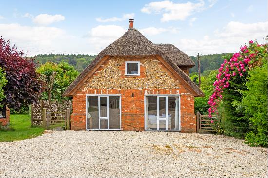 Light and well presented cottage situated in Preston, between Ramsbury and Aldbourne