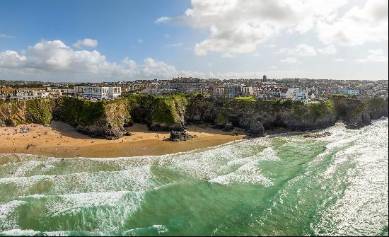 New to the market, this beautifully designed, four bedroom house, overlooking Newquay's Gr