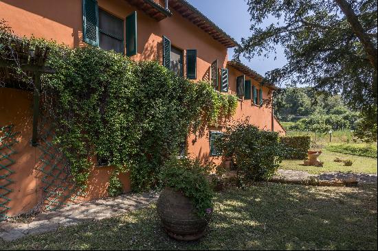 Spacious farmhouse with two annexes, land and panoramic views over the Tuscan countryside