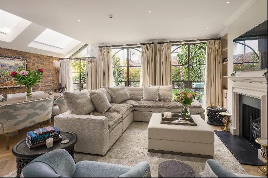 A beautifully remodeled turnkey two-storey house in the heart of Belgravia.