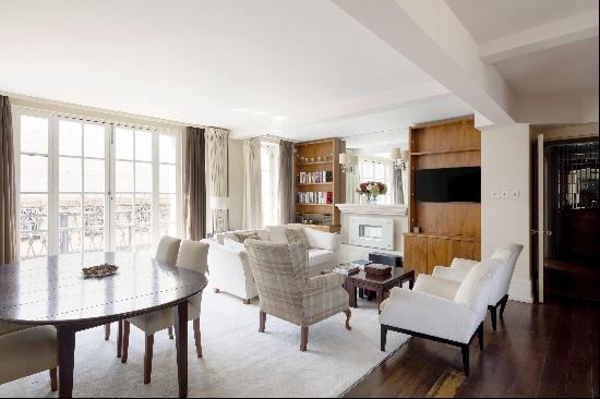 A spacious two bedroom apartment with porter and lift, for sale in the heart of Mayfair