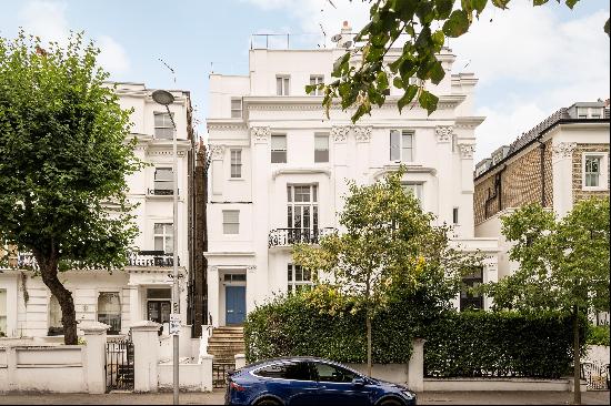 A lateral three bedroom apartment in Notting Hill, W11.