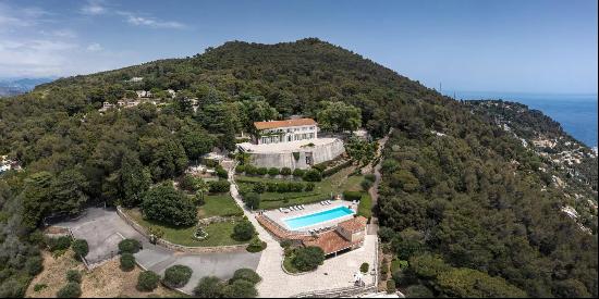 Exceptional 3-hectare estate with a helicopter landing pad close to Monaco and Nice.