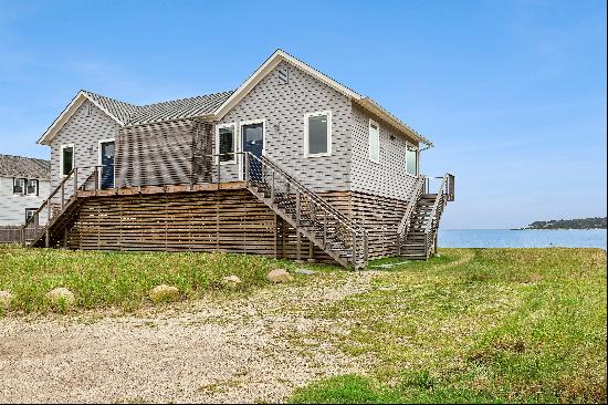 Want Hamptons living, sunshine and PRIVATE BEACH access This seasonal duplex rental with 