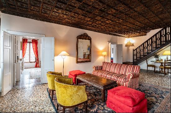 Charming apartment with views over Venice's rooftops and San Marco's bell tower