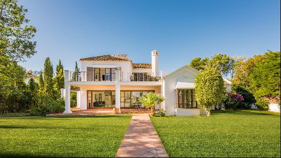 A beautiful villa with a poolhouse and a padel court.