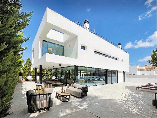 A spectacular, spacious villa located close to the beach