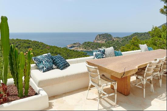 A beautiful, newly refurbished villa with spectacular, panoramic sea views.