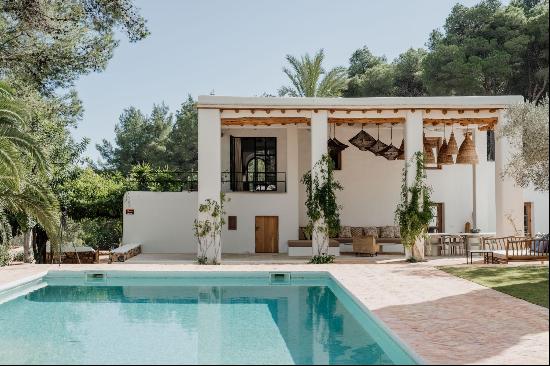 An exquisite finca with a large garden and a swimming pool, close to Ibiza town.