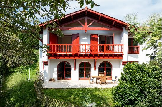 SAINT JOSEPH NEIGHBORHOOD - SAINT JEAN DE LUZ, 200 M² HOUSE WITH 4 BEDROOMS AND GARAGE