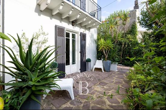 BIARRITZ, CHARMING HOUSE BUILT IN THE THIRTIES OF 180 sqm