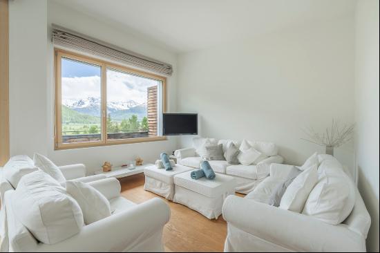 Modern, generously sized holiday flat with mountain views in Samedan