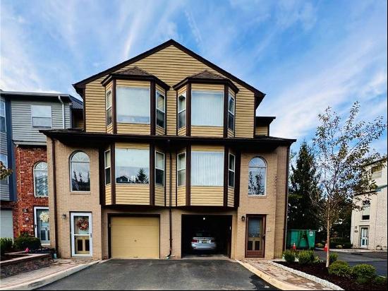 NANUET, NY CONDO IN THE HAMLETS-KNOLLS EAST II