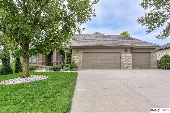 2002 Crest Ridge Drive, Papillion NE 68133