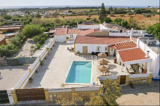 Vila Nova de Cacela, 3-bedroom villa with 2-bedroom annex, pool and garage.