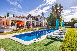 House with pool located in the exclusive El Capricho residential area