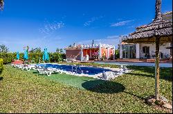 House with pool located in the exclusive El Capricho residential area