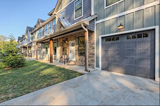 Beautiful New Construction Townhome Near Downtown Clayton