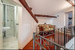 Multi-level bright apartment in Brera