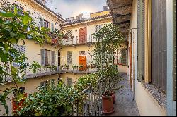 Multi-level bright apartment in Brera