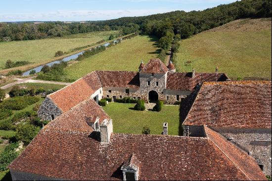 In the heart of the Nievre department - A magnificent 14th century property