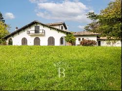 URRUGNE, 280 M² HOUSE WITH PANORAMIC VIEW OF THE MOUNTAINS