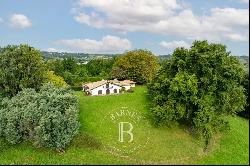 URRUGNE, 280 sqm HOUSE WITH PANORAMIC VIEW OF THE MOUNTAINS